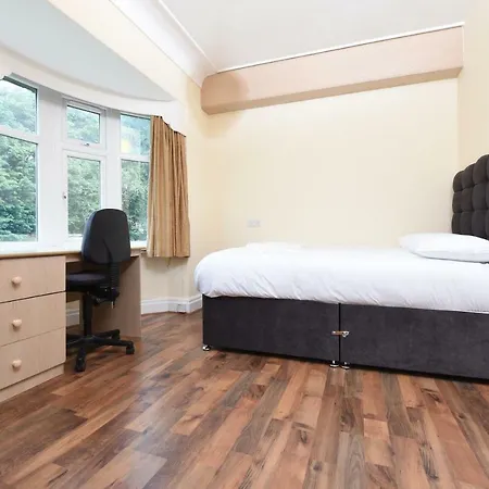 6 Bed Slps 16 On Otley Run Apartment Leeds (West Yorkshire)