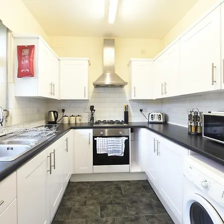 Apartment 6 Bed Slps 16 On Otley Run Leeds (West Yorkshire)