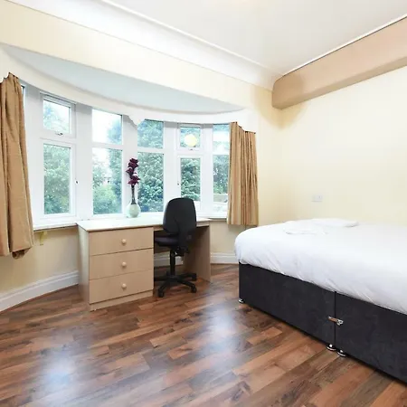 Apartment 6 Bed Slps 16 On Otley Run Leeds (West Yorkshire)