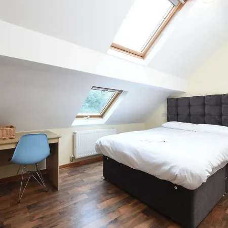 6 Bed Slps 16 On Otley Run * Leeds (West Yorkshire)