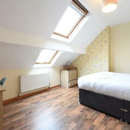 6 Bed Slps 16 On Otley Run * Leeds (West Yorkshire)