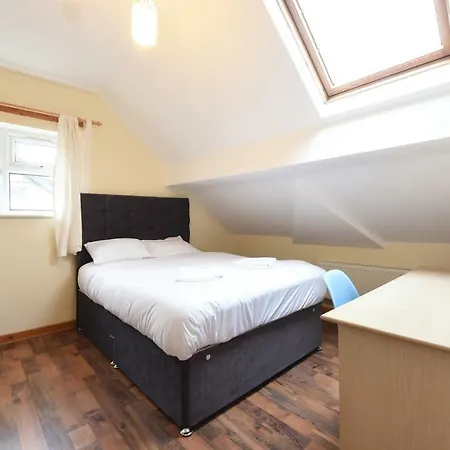 6 Bed Slps 16 On Otley Run Leeds (West Yorkshire)