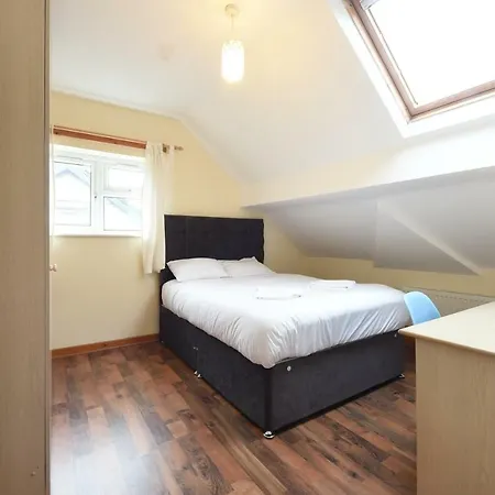 6 Bed Slps 16 On Otley Run * Leeds (West Yorkshire)