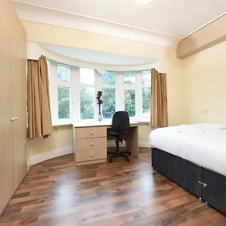 6 Bed Slps 16 On Otley Run * Leeds (West Yorkshire)