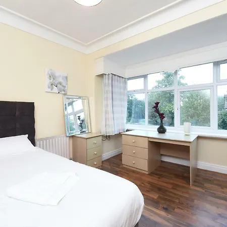 Apartment 6 Bed Slps 16 On Otley Run Leeds (West Yorkshire)