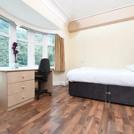 6 Bed Slps 16 On Otley Run Apartment